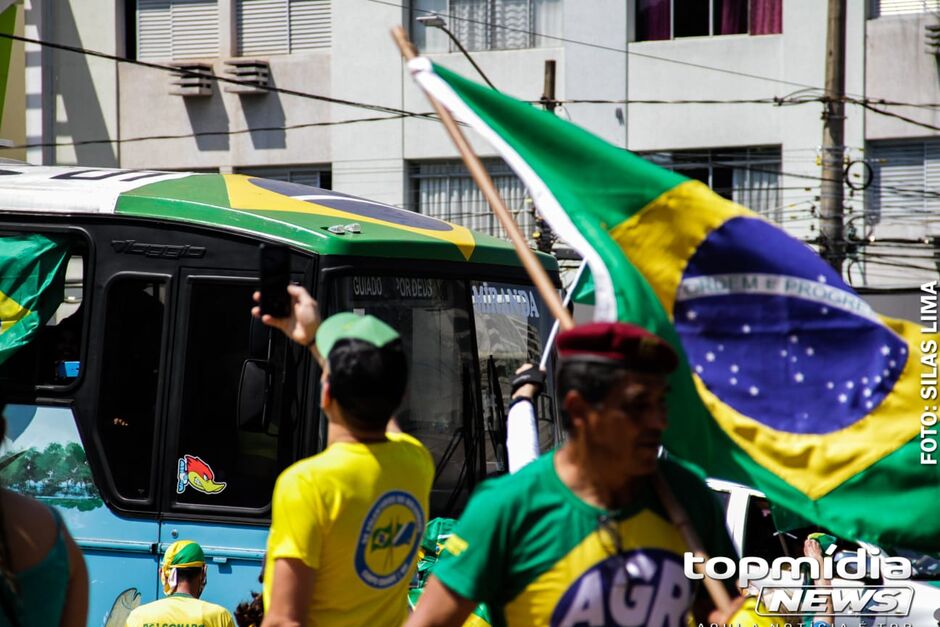 Ato teve caminhão, carro e até bicicleta