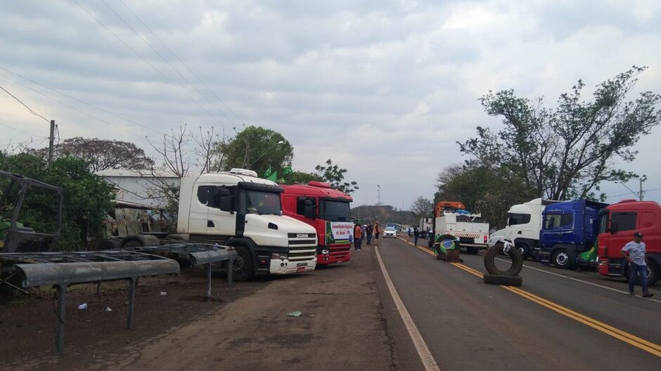 Trecho de rodovia no Paraná não tem bloqueio, mas ato continua