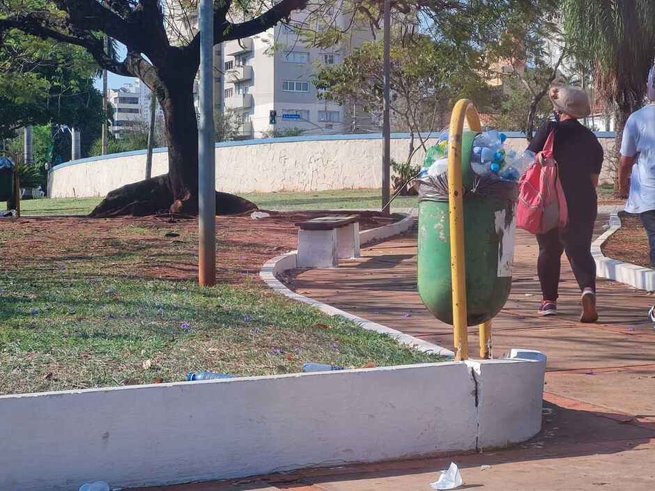 Praça ficou limpa após ato com 5 mil pessoas