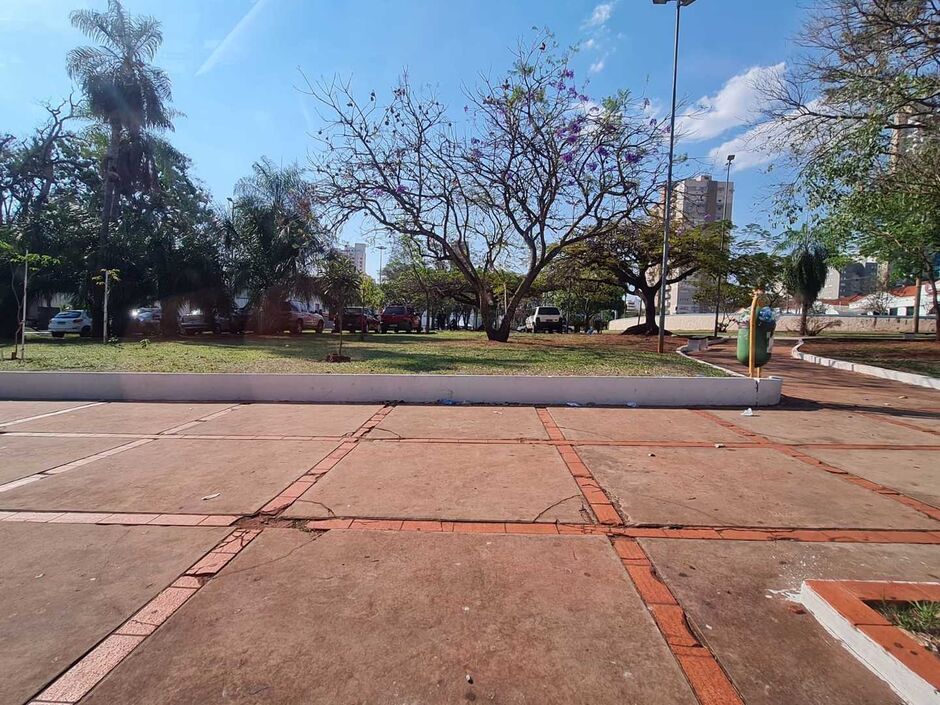 Praça ficou limpa após ato com 5 mil pessoas