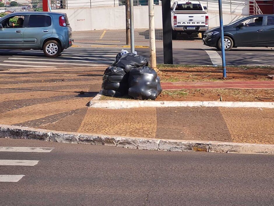 Praça ficou limpa após ato com 5 mil pessoas