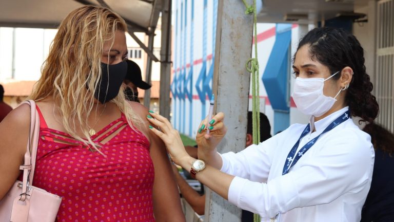 Vacinas são aplicadas em Campo Grande