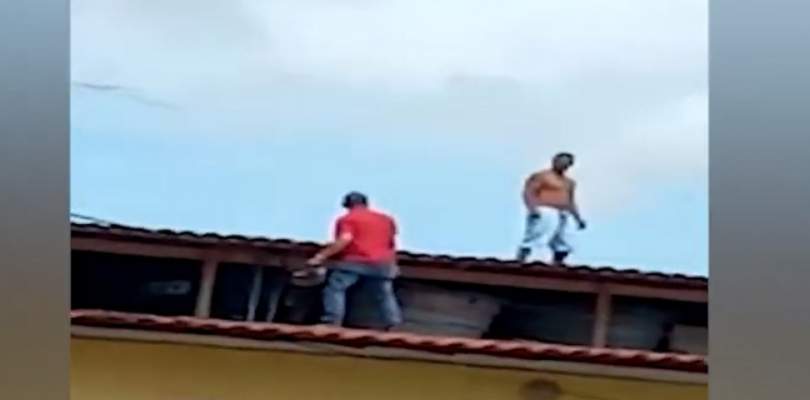 Homem foi visto em cima de telhado