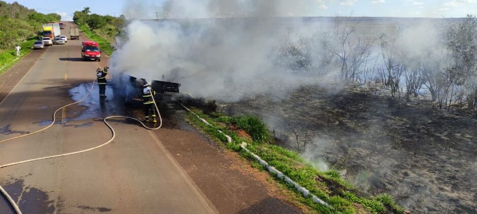 Bombeiros tiveram que se desdobrar para combater o incêndio