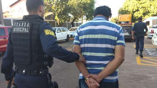 Ele foi levado para a delegacia