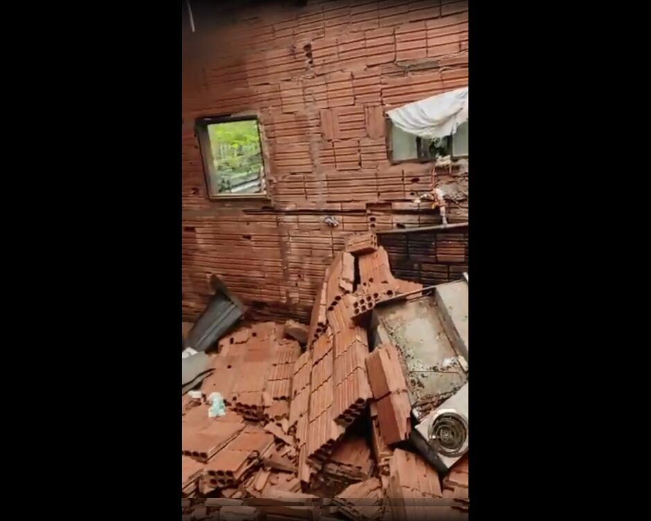 Casa foi completamente destruída pelo temporal