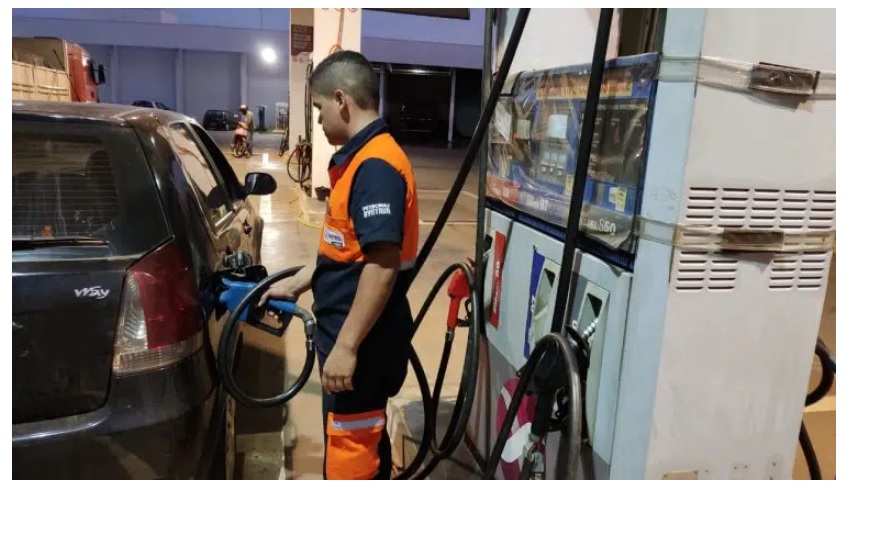 No começo deste ano, os paraguaios pagavam no litro da gasolina, por exemplo, cerca de R$ 2,12