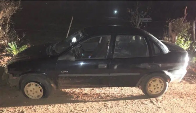 Carro foi abandonado após ladrões bateram o veículo