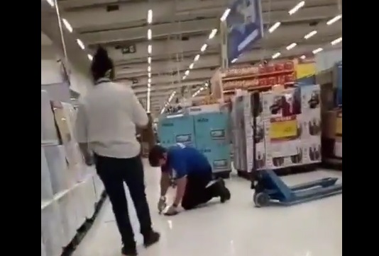 Gerente obriga vendedor a limpar chão no Carrefour