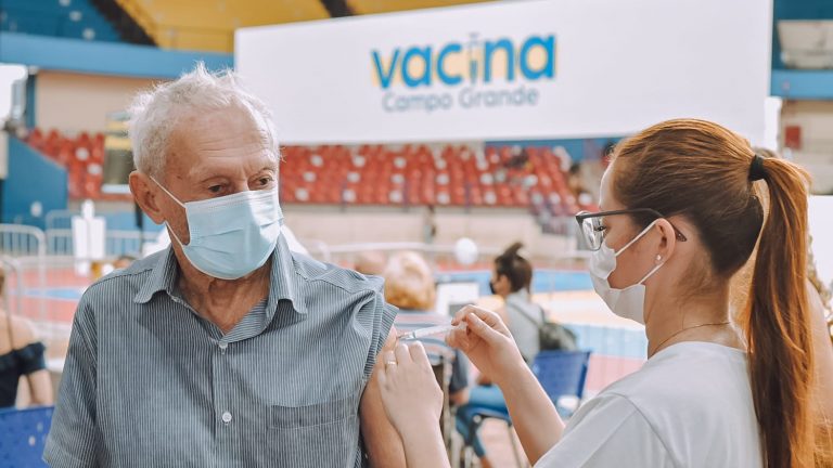 Vacinação contra a covid-19 continua em Campo Grande