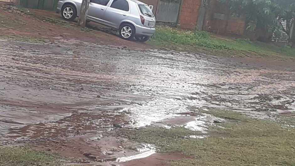 Em dia de chuva, a rua vira lamaçal e intransitável
