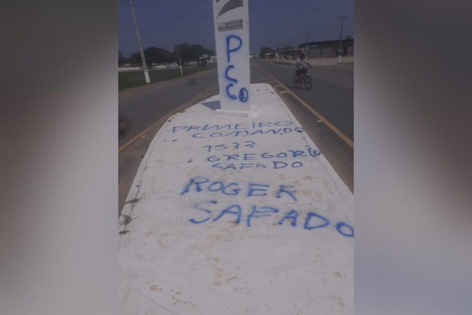 A entrada da cidade amanheceu pichada por facção criminosa