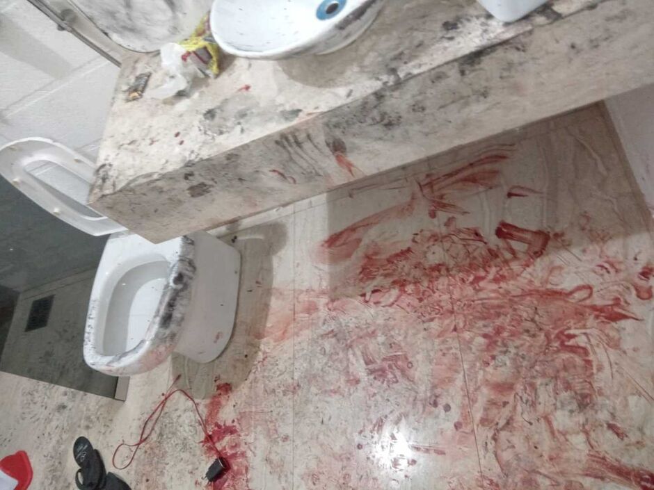 Banheiro do quarto ficou com poças de sangue após ataque do pastor em vítima