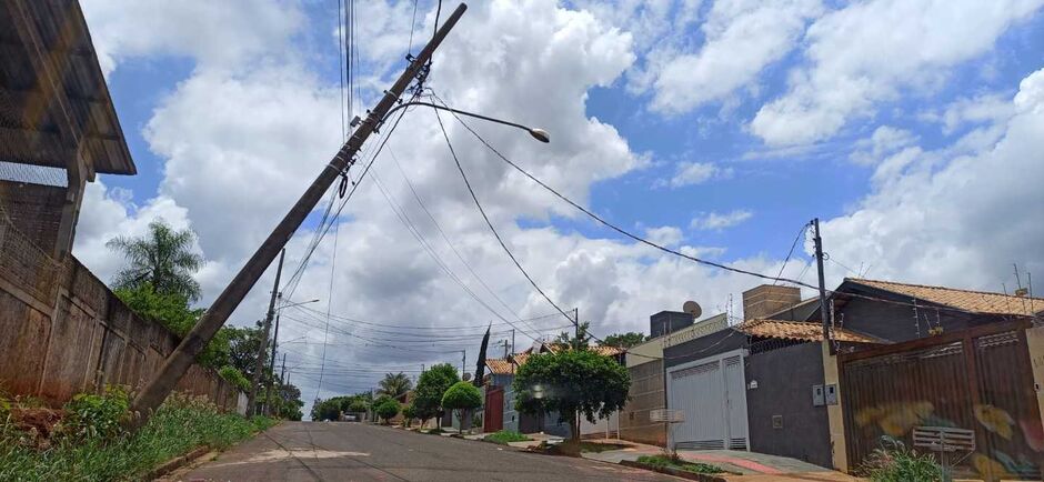 Poste est&aacute; completamente inclinado e com risco de queda