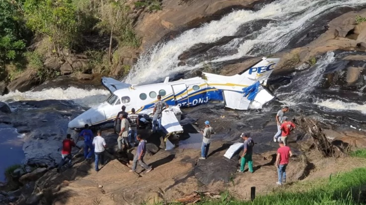 Avião de cantora sertaneja caiu e assessoria diz que Marília está bem