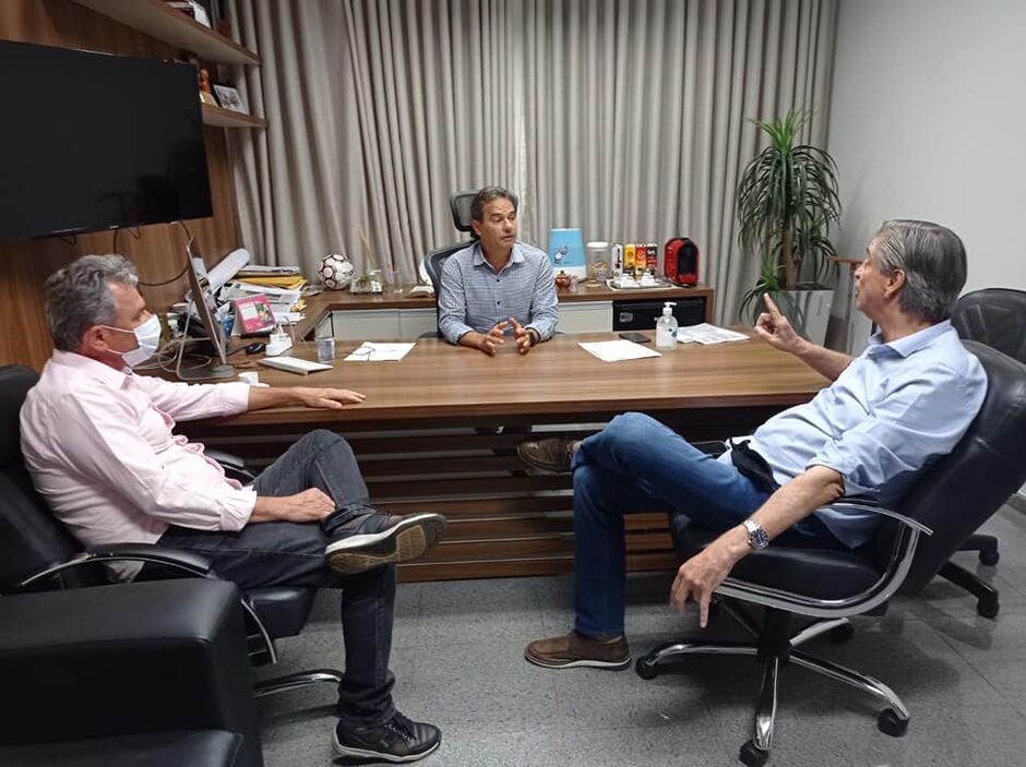 Prefeitura, deputado e vereador discutem asfalto na Moreninha