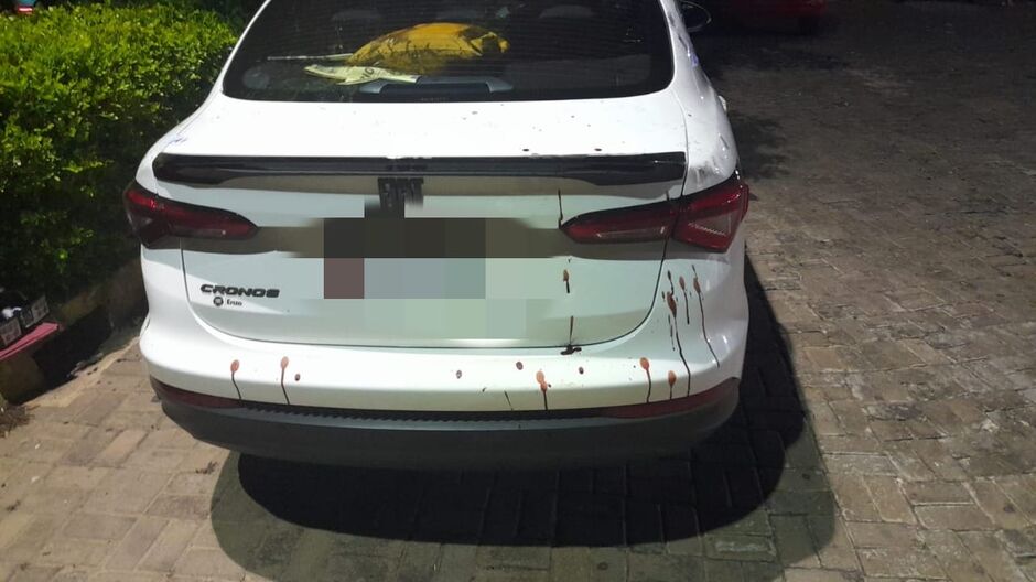 Carro ficou com bastante sangue após o assalto