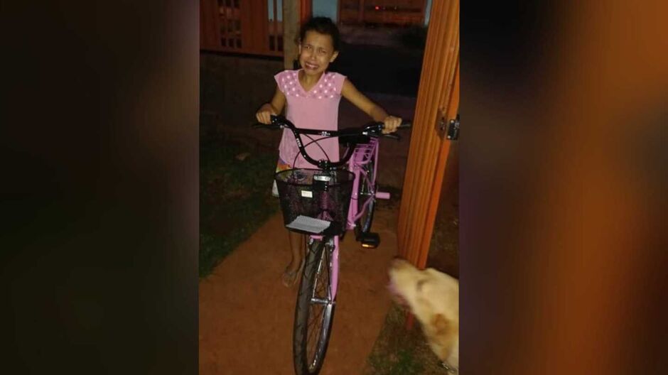 A pequena Ana chorou de emoção ao receber uma nova bicicleta