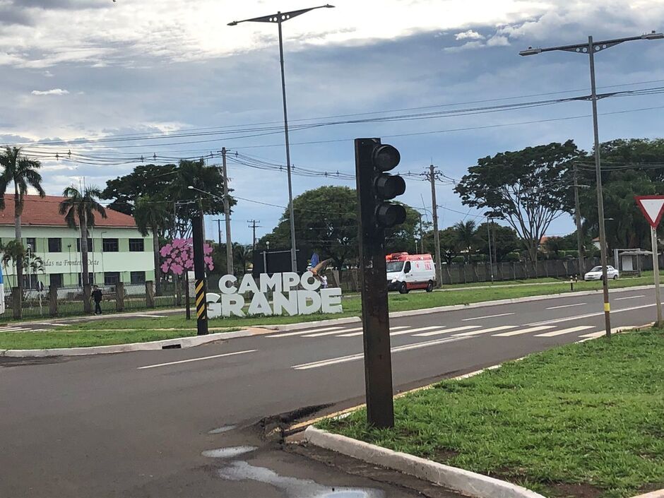 Semáforos estão desligados há dias na avenida