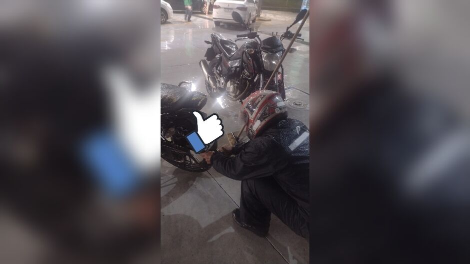 Motoboy agradeceu ajuda de "irmão de trampo"