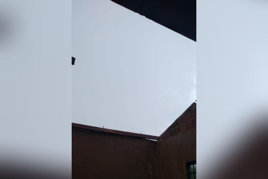 Quarto da casa ficou destalhado com ventos