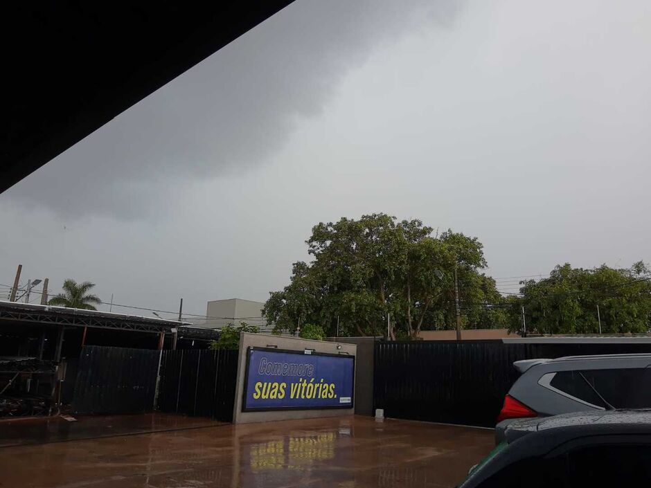 Chegada da chuva ajudou o tempo a fechar em Campo Grande