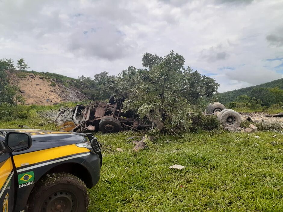 Caminhão ficou destruído após acidente na Serra de Maracaju