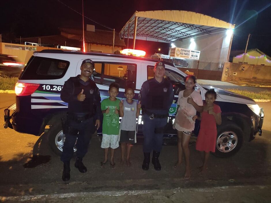 Meninos realizaram o sonho de conhecer de perto uma viatura da PM