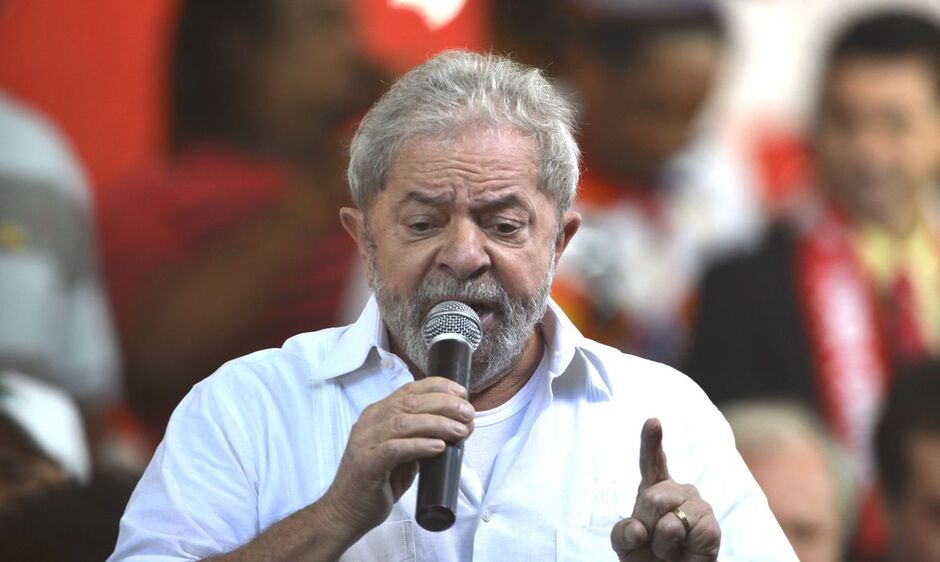 Ex-presidente Lula continua a frente nas pesquisas