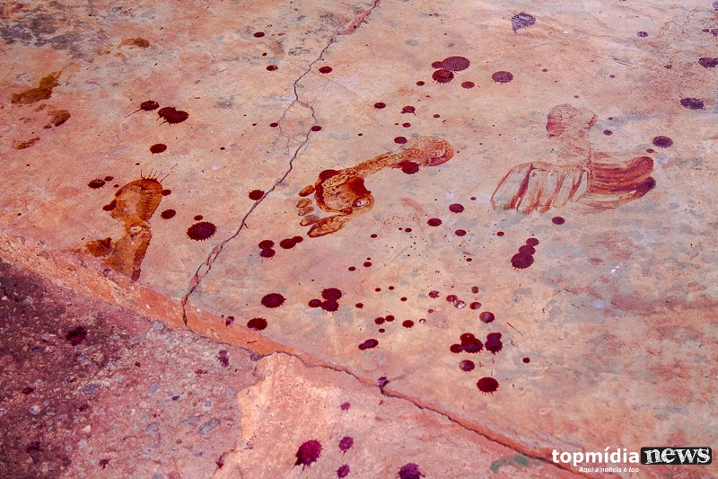 Marcas de sangue ficaram no local