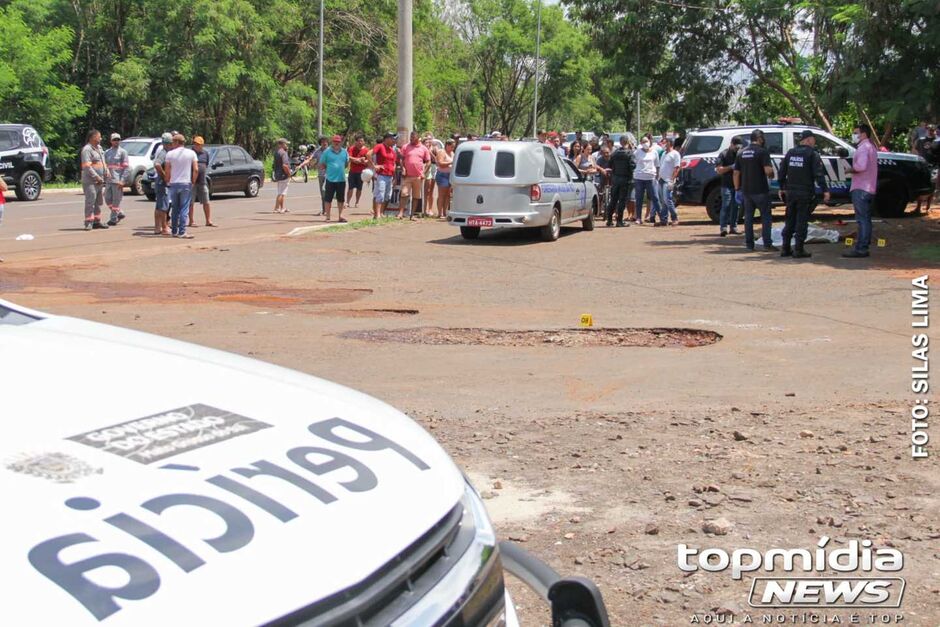 O suspeito conversou com a vítima e após uma discussão, efetuou os disparos