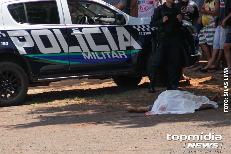 O suspeito conversou com a vítima e após uma discussão, efetuou os disparos