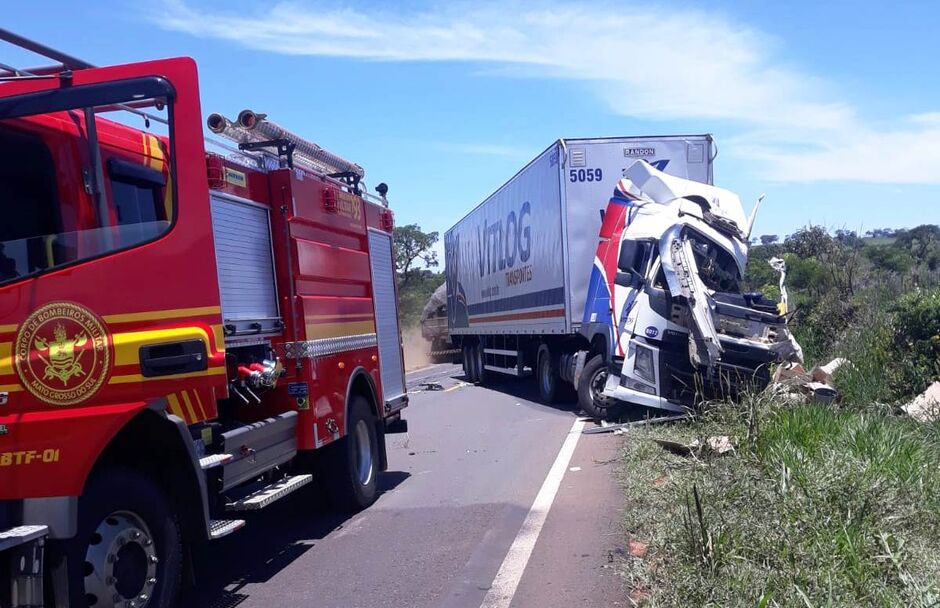 Uma das carretas ficou com a frente completamente destruída