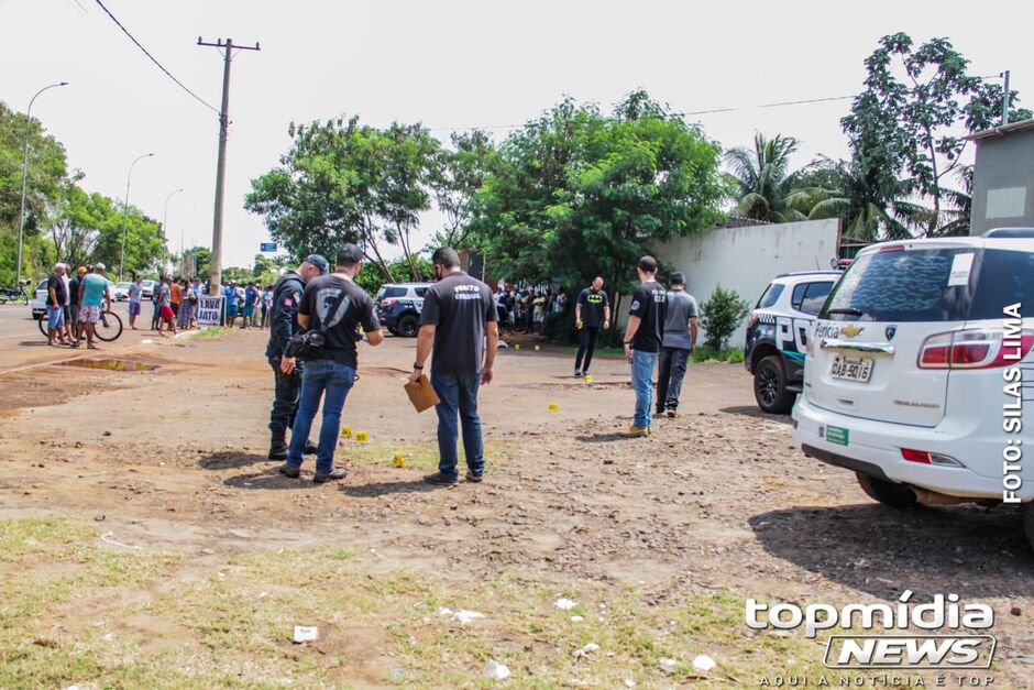 O suspeito conversou com a vítima e após uma discussão, efetuou os disparos