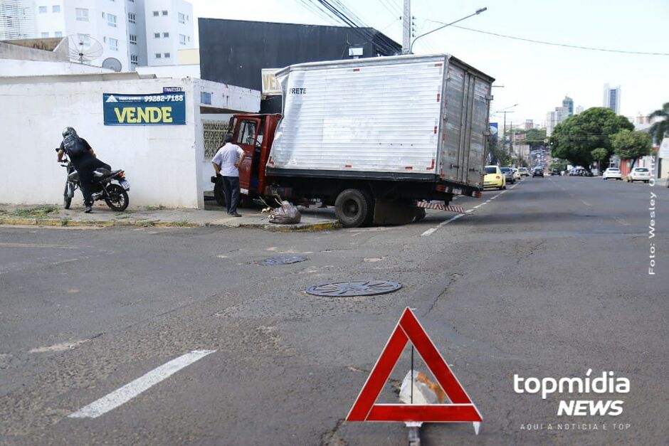 Frente de caminhão afundou na garagem do imóvel