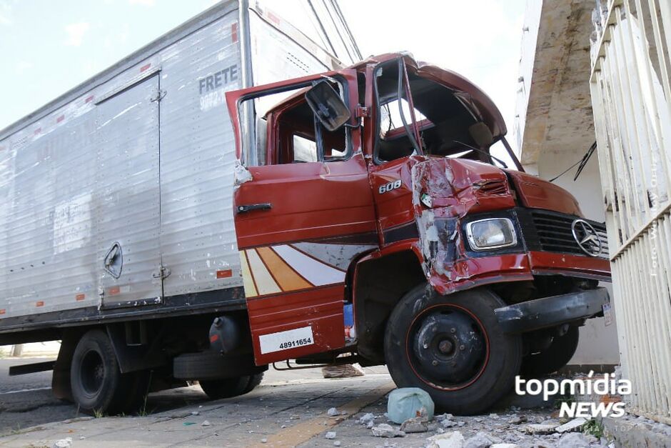 Frente de caminhão afundou na garagem do imóvel