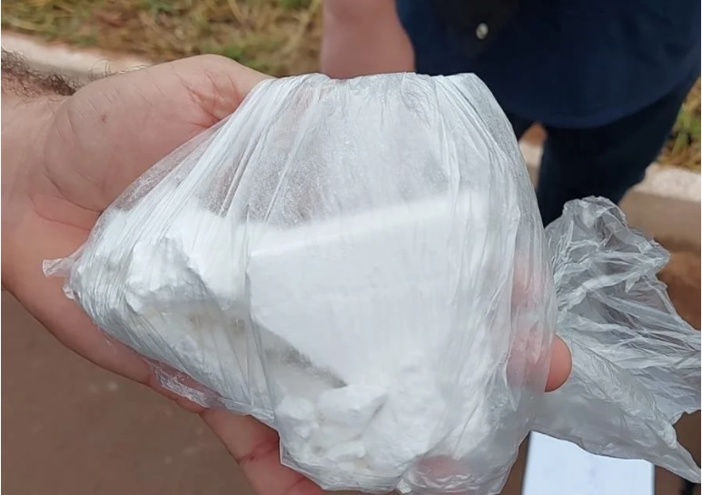 Porção de drogas estava na mochila com dinheiro