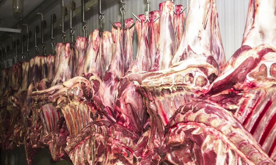A notícia abalou o mercado interno, derrubando o valor da arroba nas praças atendidas pelo frigorífico