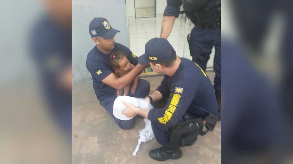 Criança sendo socorrida