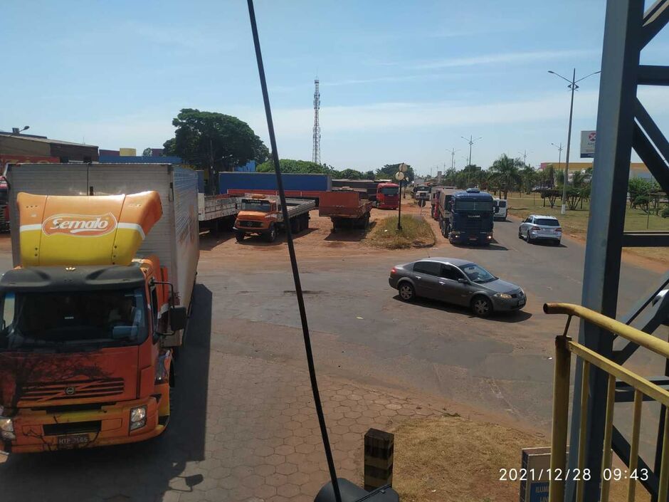 Com lentidão na liberação de mercadorias na alfândega de Ponta Porã e estacionamento cheio, fila de caminhões estacionados começa a ocupar ruas próximas ao prédio