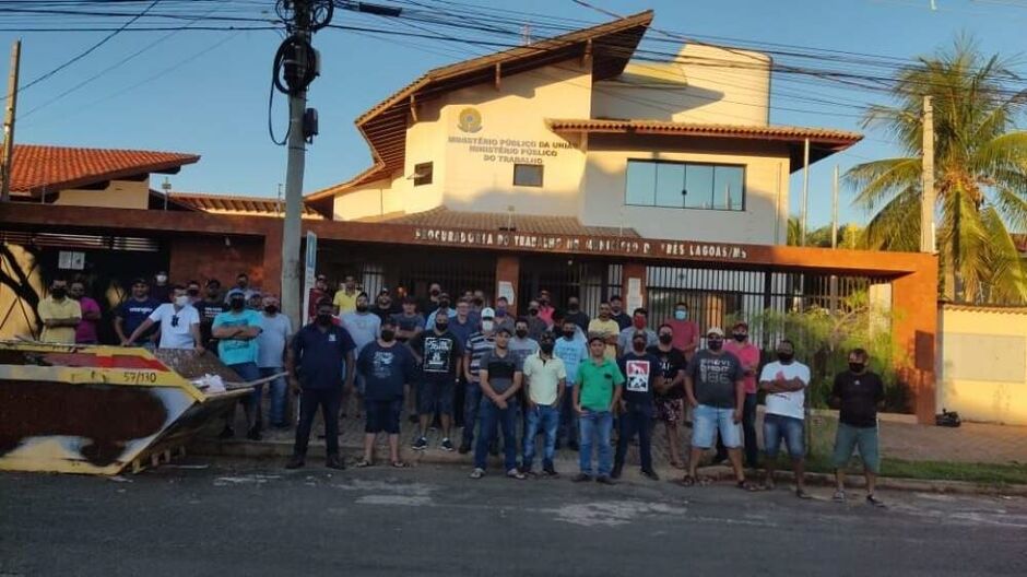 Trabalhadores tentam receber direitos