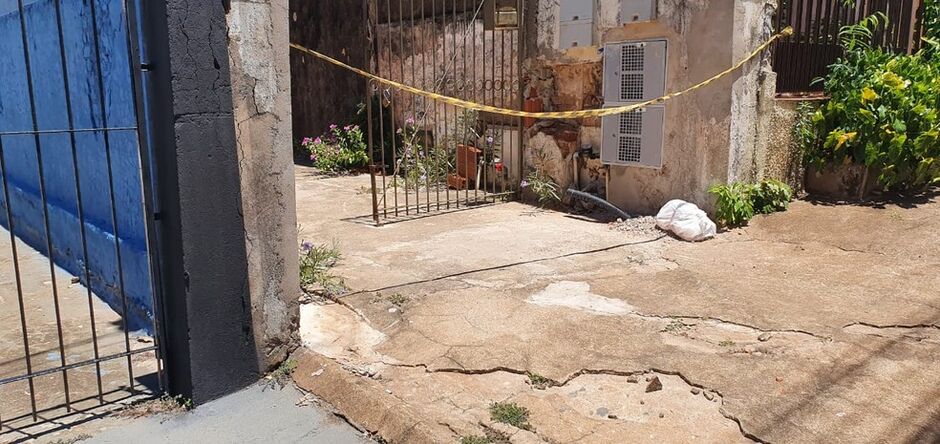 O carro estava estacionado na casa da idosa, que divide terreno com mais duas residências alugadas