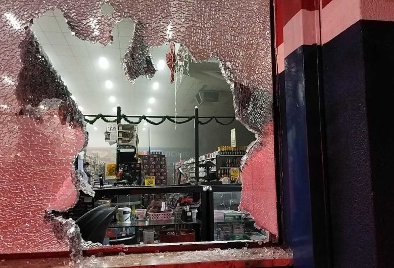 Pedestres e moradores que presenciaram o fato começaram a ajudar e impediram que as chamas se alastrassem