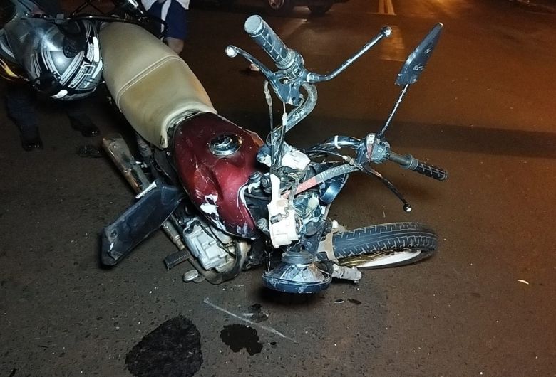 Motocicleta ficou bastante danificada após o acidente