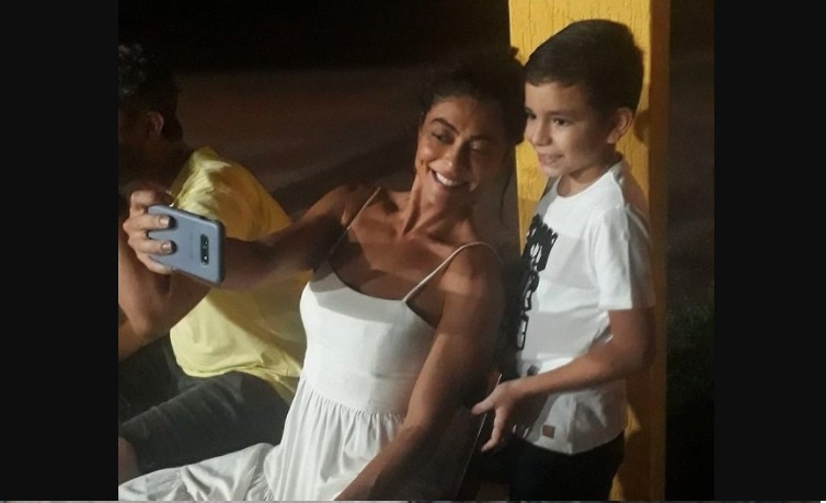 Juliana Paes ganha carinho de fã