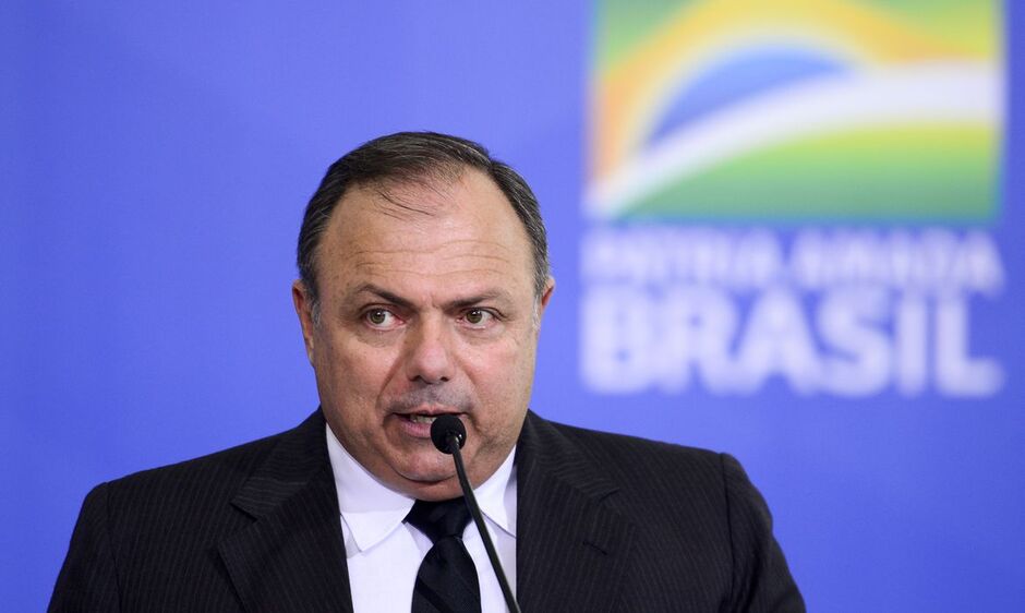 Ex-ministro Pazuello sofre acidente de moto