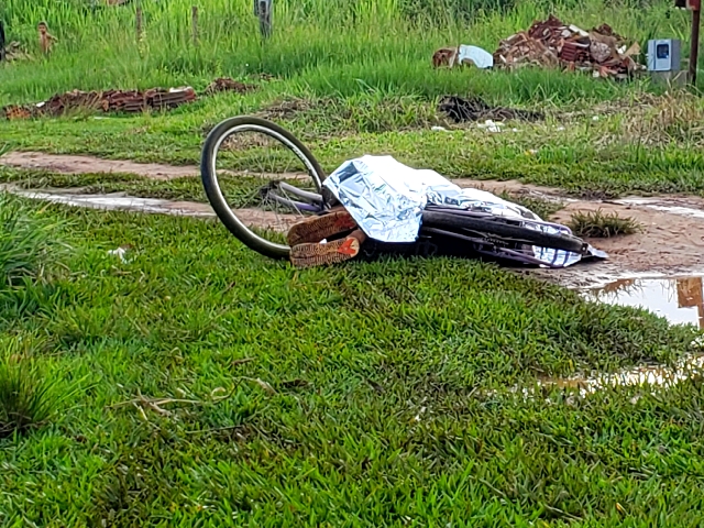 A vítima estava em uma bicicleta, quando foi atingida pelos tiros