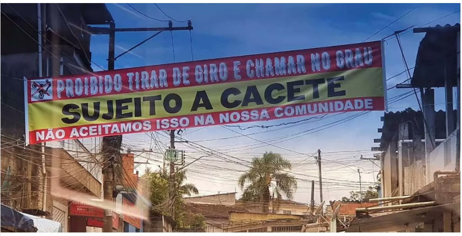 Faixas dando aviso aos motoqueiros foram espalhadas por SP