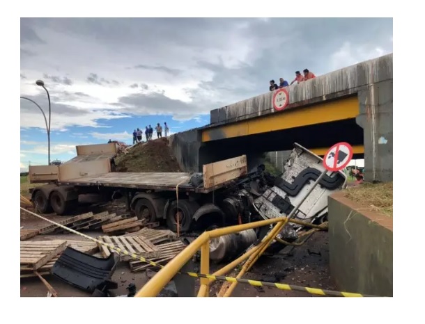 O veículo ficou destruído