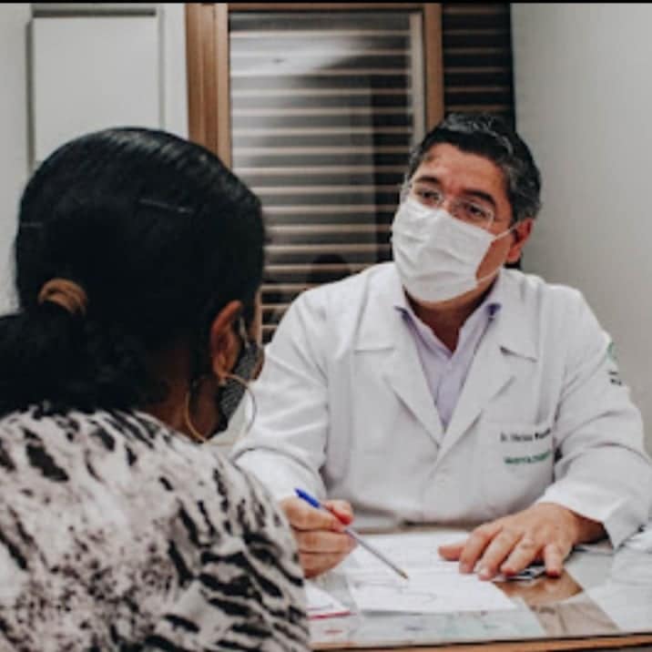 Médico e vereador Victor Rocha realiza atendimentos na Casa Rosa